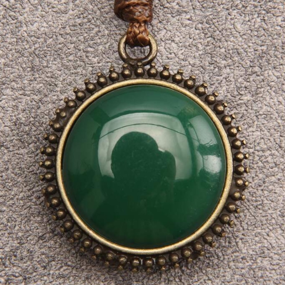 NEW| Women’s Elegant Green Round Faux Leather Retro Pendant Necklace - Picture 4 of 6
